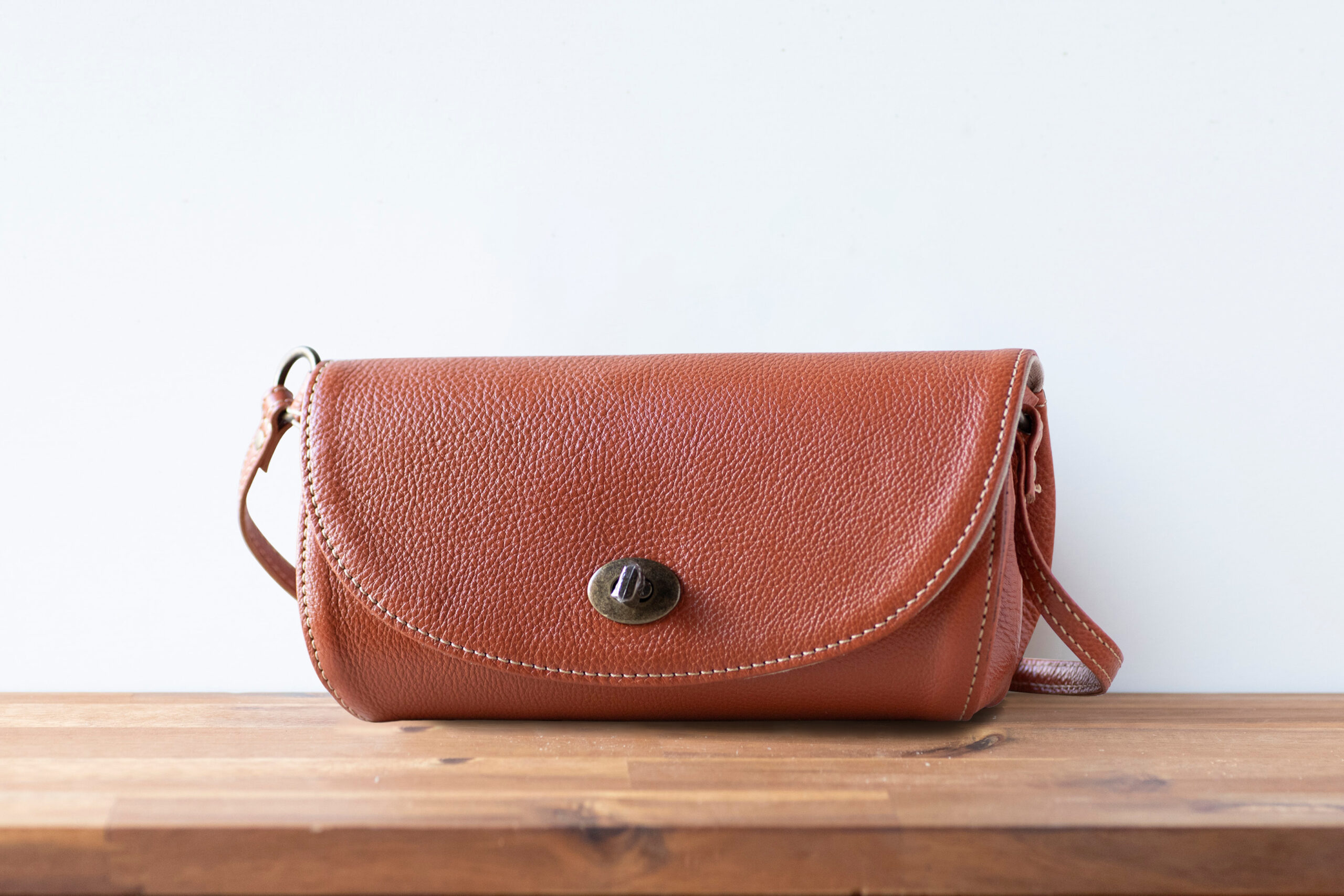 フラップ型ショルダーバッグ (グロスシュリンクレザー)-ak-18ns