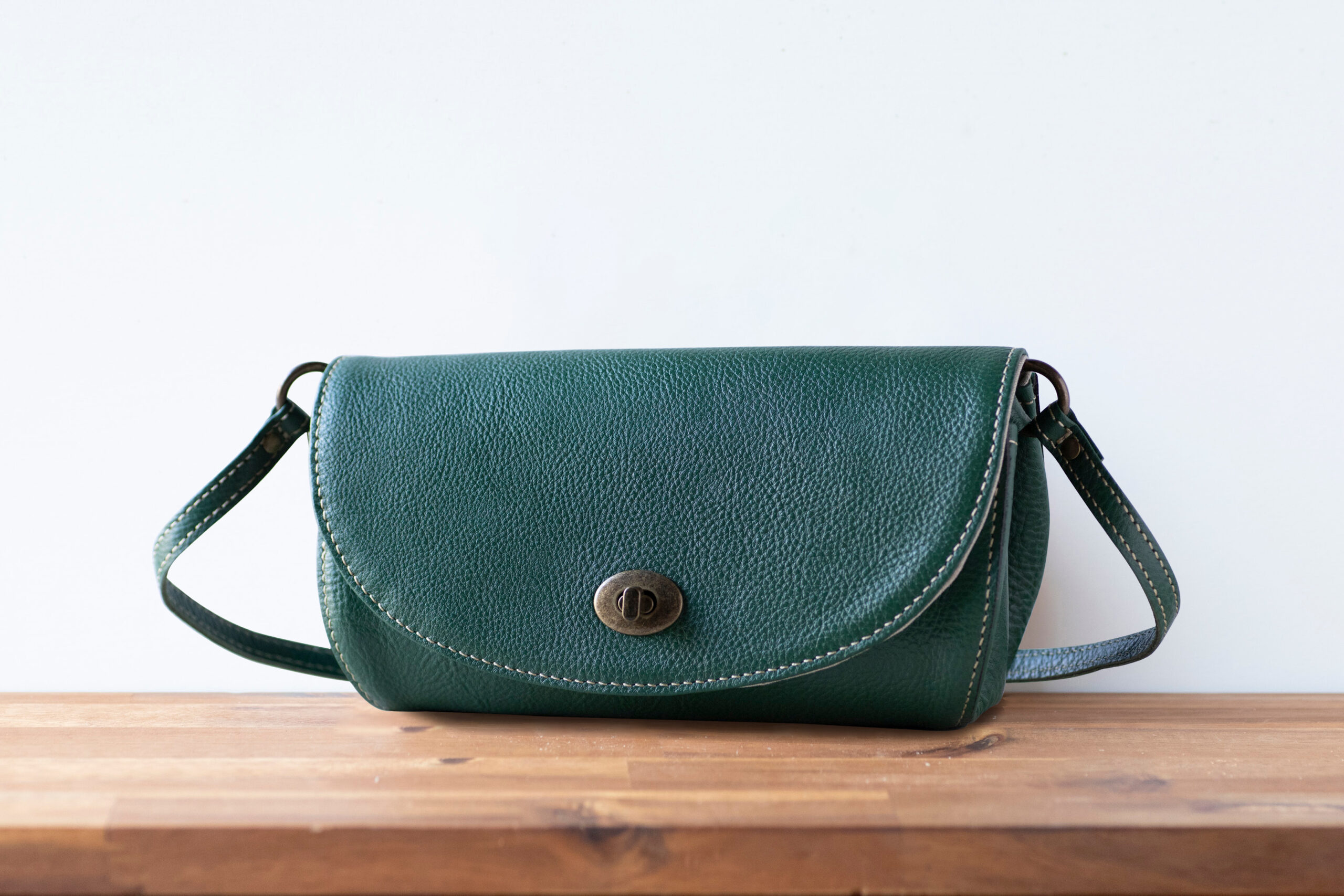 フラップ型ショルダーバッグ (グロスシュリンクレザー)-img3